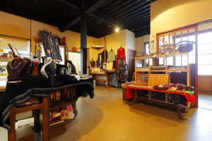 店内で手作りのアクセサリーや服、バッグなどの販売もしております。